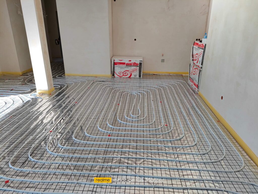 Układanie rur do podłogówki Zabrzeg INVESTWORK