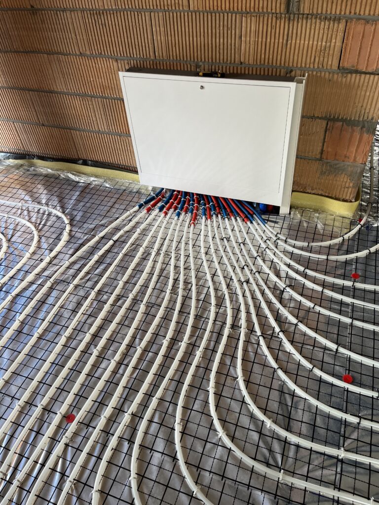 Ogrzewanie podłogowe Kaniów montaż rur INVESTWORK